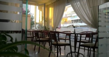 Gün batımında boş kafe