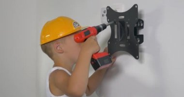 Elektrikli tornavida ile küçük işçi