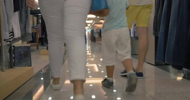 Familia caminando en tienda de ropa — Vídeo de stock