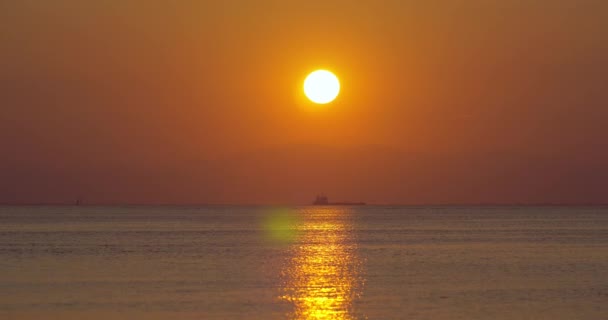 Atardecer dorado sobre el mar tranquilo — Vídeo de stock