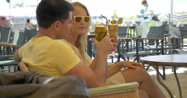 Casal ter um encontro no café ao ar livre — Vídeo de Stock