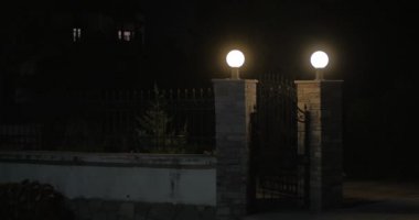 Ferforje kapı gece