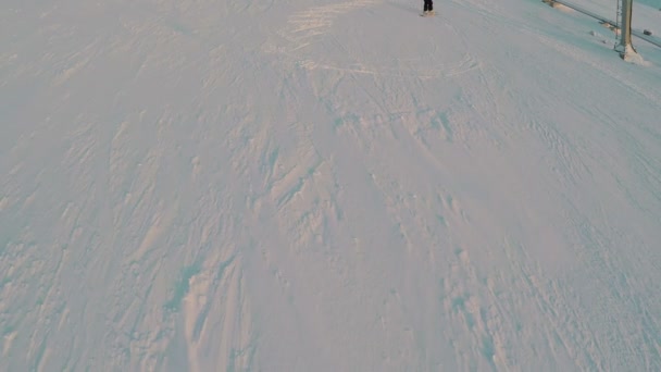 Groupe de jeunes skieurs sur la pente enneigée de la colline — Video