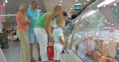 Aile süpermarket buzdolabında ekran önünde