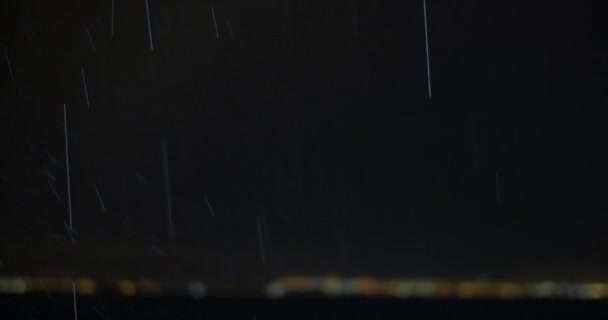 Yağmur ve uzak gece şehir ışıkları — Stok video