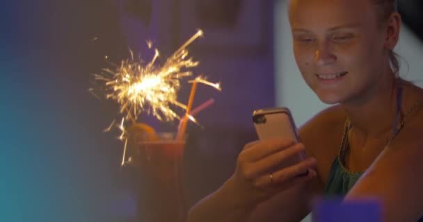 Mujer con smartphone en el bar — Vídeos de Stock