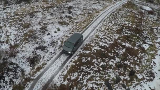车在冰冻的雪农村 — 图库视频影像