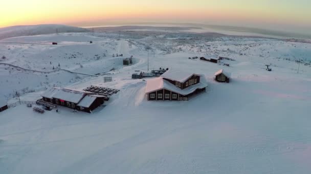 Sonnenaufgangslandschaft und Skigebiet — Stockvideo