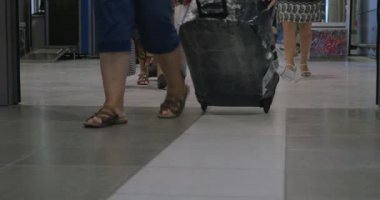 Sürgülü kapıdan çanta grubu