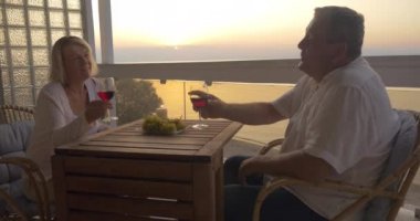 Olgun çift harcamak zaman şarap içme