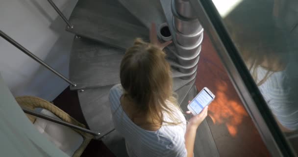 Mujer tomando café y navegando en el teléfono celular — Vídeo de stock