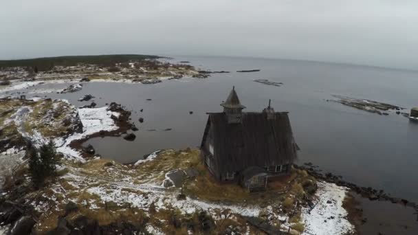 Casa de madera en el borde de la orilla, vista aérea — Vídeo de stock