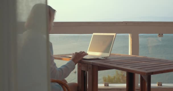Frau surft mit mobilem Internet auf Laptop — Stockvideo