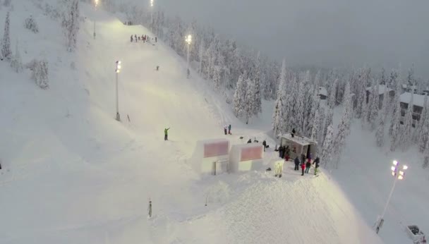 Snowboardovou soutěž v lyžařském středisku — Stock video