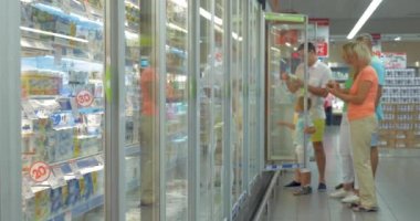 Ailesi tarafından süpermarket buzdolabında