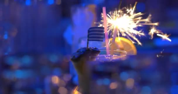 Bar cocktails with sparkler and Greek flag — Stock Video