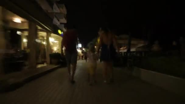 Hyperlapse av familjen vandrar i natten gatan — Stockvideo