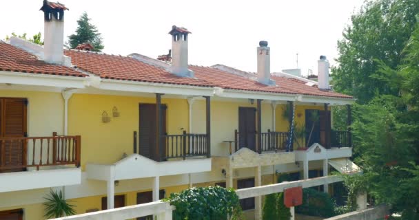 Vista sobre edificio con balcones — Vídeos de Stock