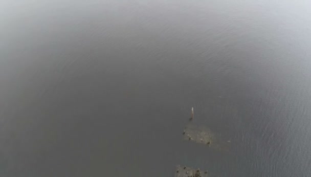 Volando sobre un puente de madera inacabado en el mar — Vídeo de stock