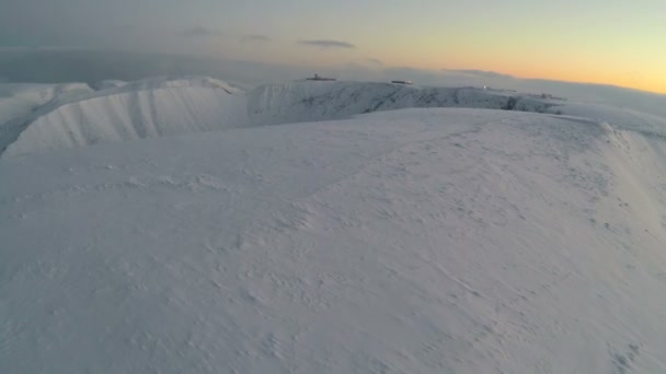 Am Morgen über schneebedeckte Berge fliegen — Stockvideo