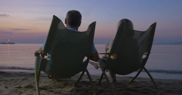 Olgun çift sahilde rahatlatıcı ve kokteyl içme — Stok video