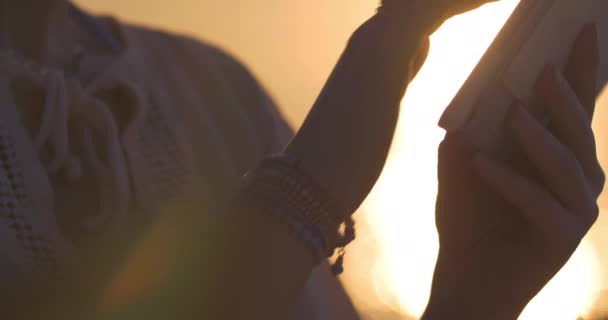 Mujer con tableta al atardecer de verano — Vídeo de stock