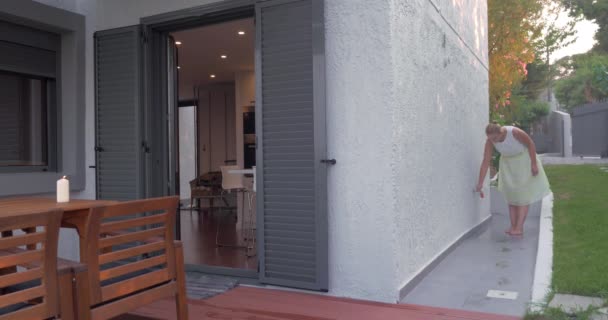 Jovem mulher lavando os pés antes de entrar no apartamento alugado — Vídeo de Stock