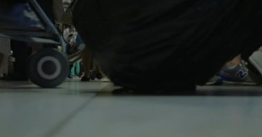 Havaalanı veya istasyonu çanta ile yürüyen kalabalık