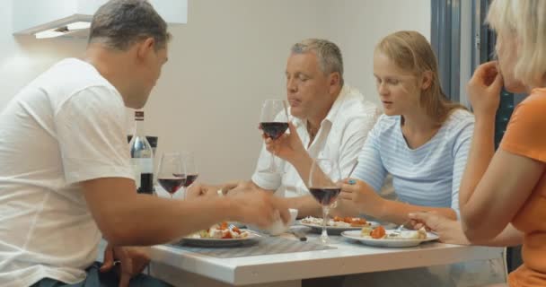 Dîner tranquille en famille — Video