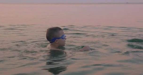 Niño con gafas aprendiendo a nadar con su madre — Vídeos de Stock