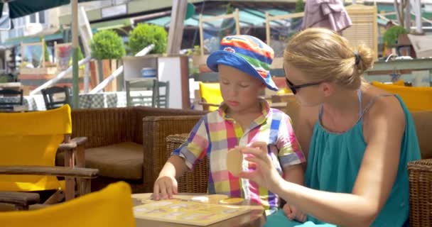 Madre e hijo jugando juego de aprendizaje al aire libre — Vídeos de Stock