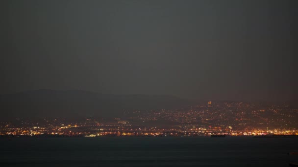 Хронология наступления ночи на прибрежный город — стоковое видео
