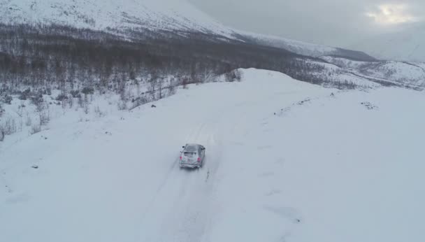 Letecký pohled na auto na zasněžené horské silnici — Stock video