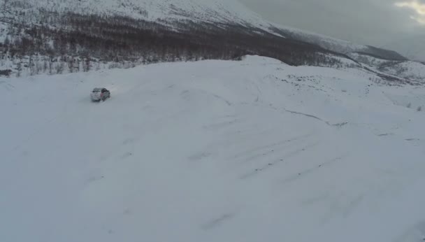 Voyager dans les montagnes d'hiver, vue aérienne 