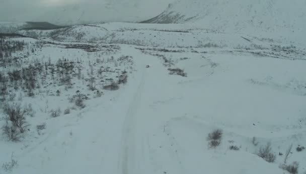 Ensam bil på snöiga vägen — Stockvideo