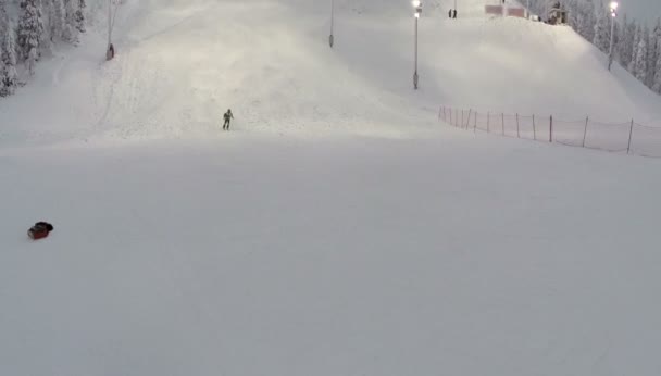 雪の降る夜のスキー — ストック動画