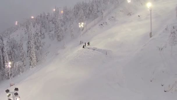Skifahrer fährt nachts auf Schanze — Stockvideo
