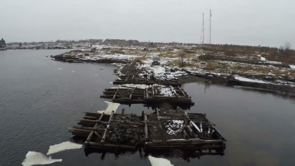 Flygande över bilen vid havet med oavslutade bro — Stockvideo