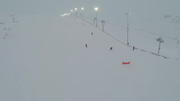 Летающие над лыжниками и сноубордистами — стоковое видео