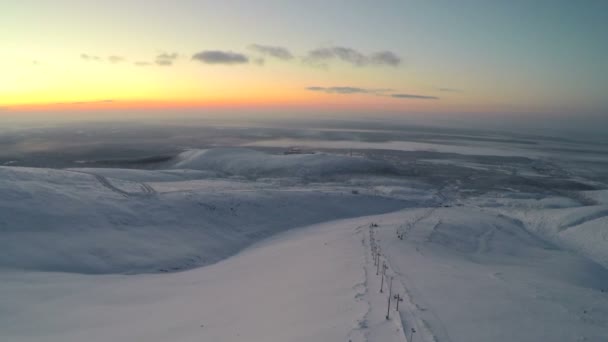 Volando sobre el campo de nieve por la noche — Vídeos de Stock