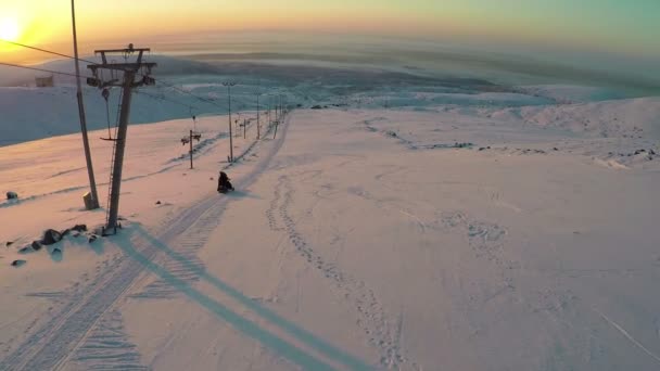 Снегоход по склону — стоковое видео