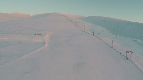 Antenn skott av tomma pisterna och lift — Stockvideo