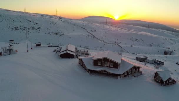 Letecký pohled na ski areál při západu slunce — Stock video