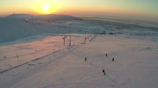 Esqui e snowboard em uma encosta — Vídeo de Stock