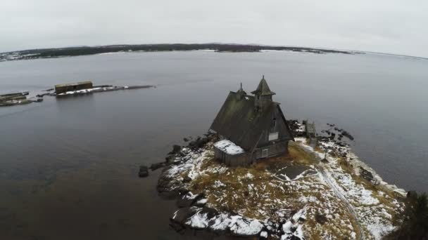 Luftaufnahme des alten Hauses an der Winterküste — Stockvideo
