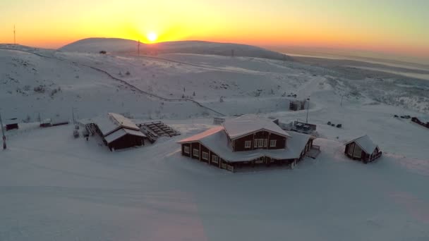 Winter recreatiecentrum bij zonsondergang, aerial view — Stockvideo