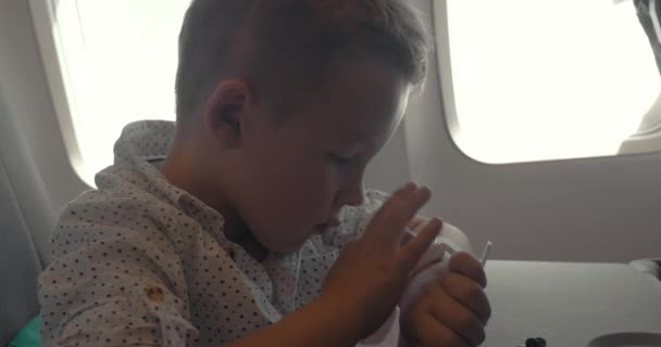 Enfant utilisant une montre intelligente pendant le voyage aérien — Video