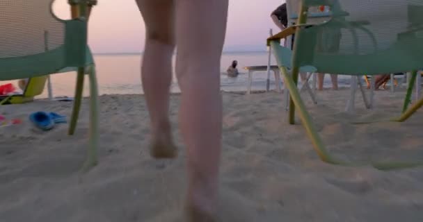 孩子跑在大海里游泳 — 图库视频影像