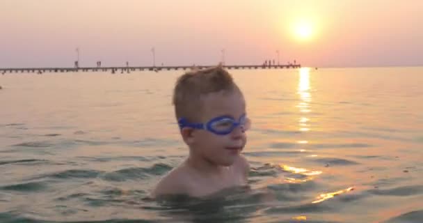 Niño aprendiendo a bucear en el mar — Vídeo de stock