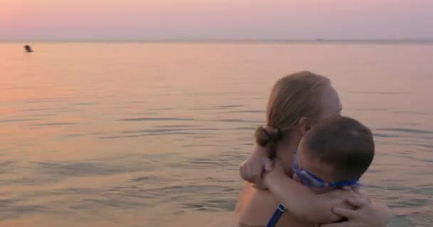 Μητέρα και γιος αναπαύεται στη θάλασσα — Αρχείο Βίντεο